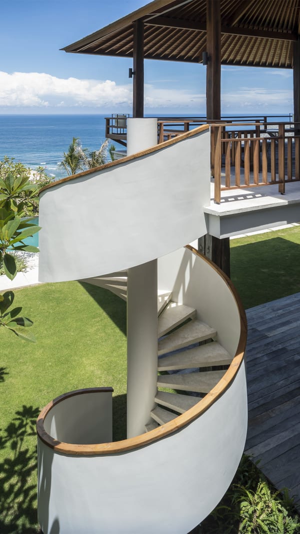 Sohamsa Estate - Villa Soham - Beautiful spiral stairs to the upper level
